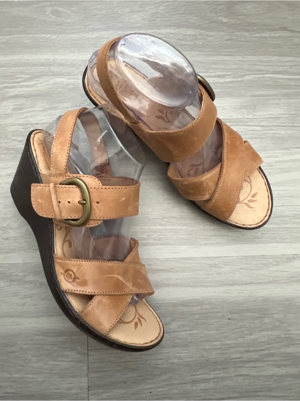 Born F182 Tan Leather Wedge Sandals Strappy Buckle Size 10M